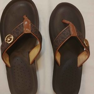 MICHAEL KORS GAGE FLIP FLOP MINI MK LOGO SZ 6M BRN